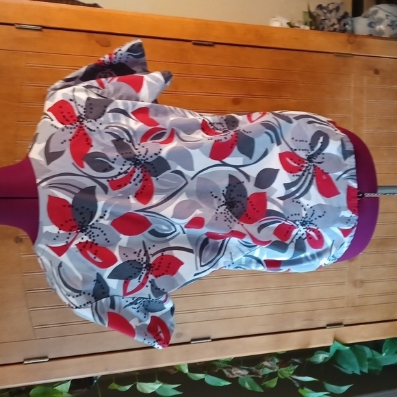 ICU Scrubs Top - Picture 5 of 7